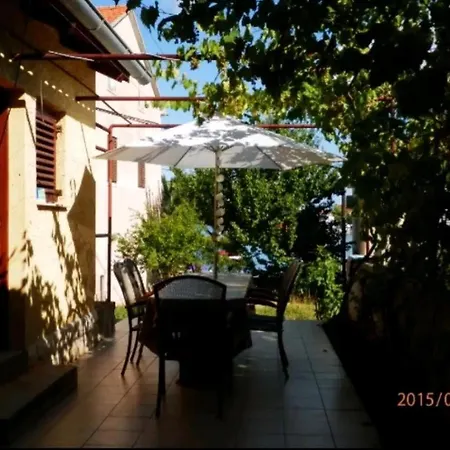Rena & Filip, By The Apartment Preko