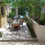 Rena & Filip, By The Apartment Preko