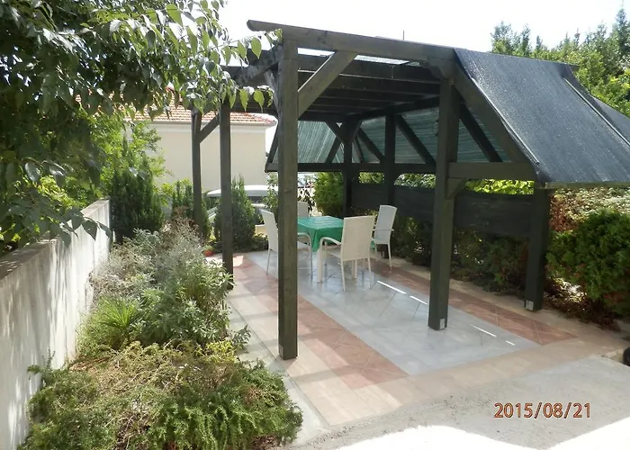 Rena & Filip, By The Апартаменты Преко